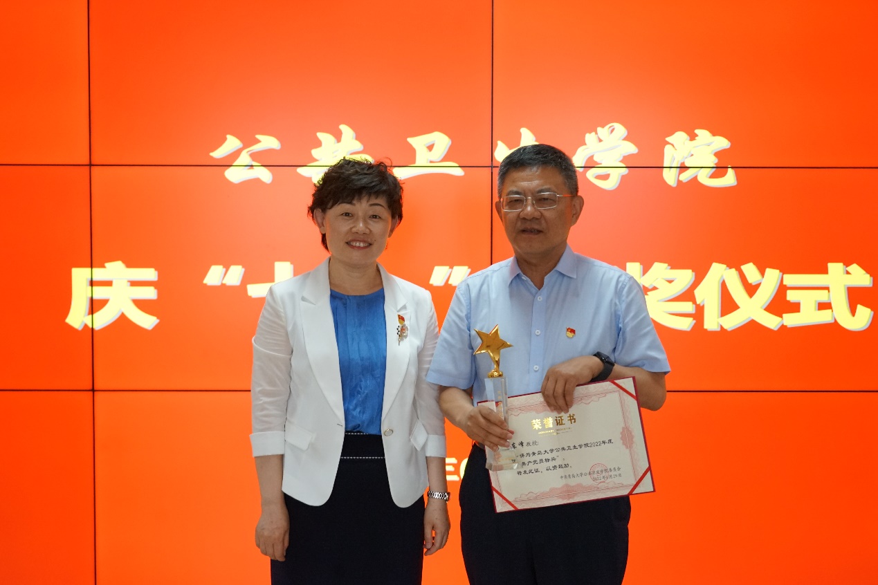 穿白色衣服的男人站在一起低可信度描述已自動(dòng)生成