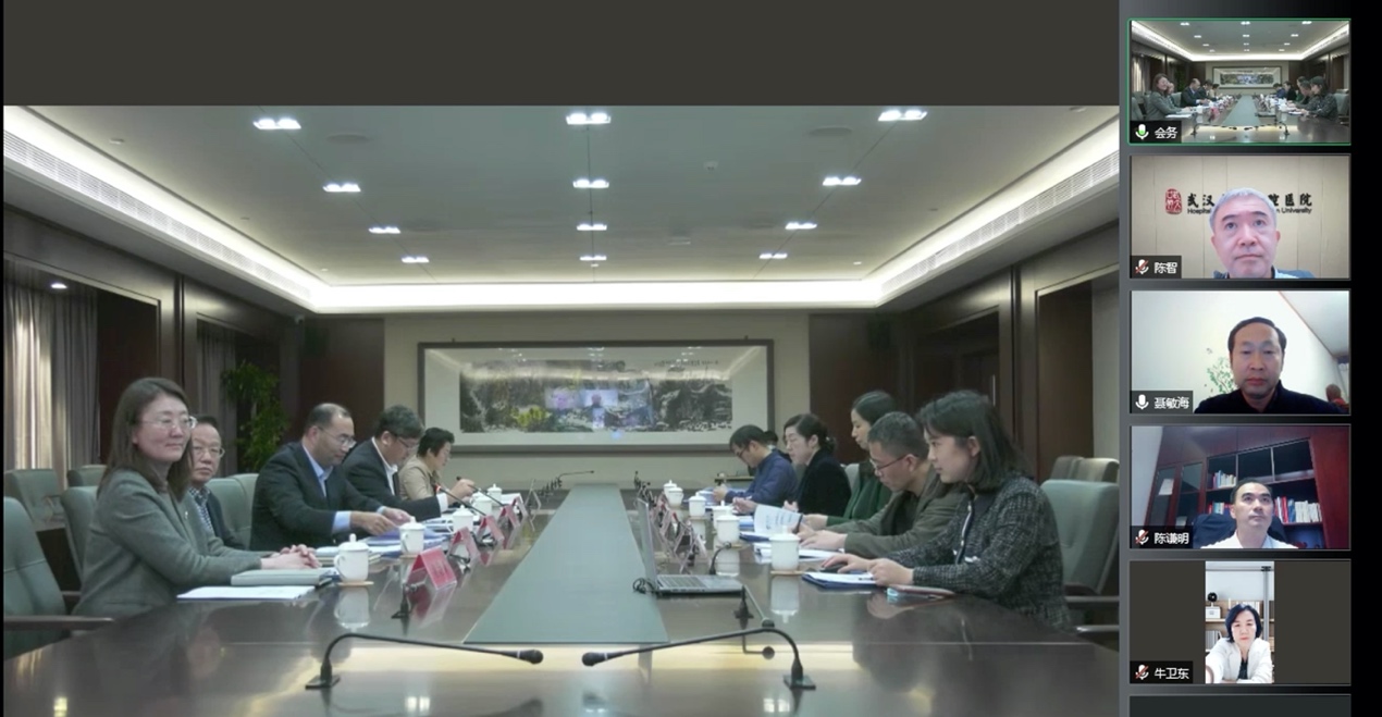 一群人在餐廳里中度可信度描述已自動生成
