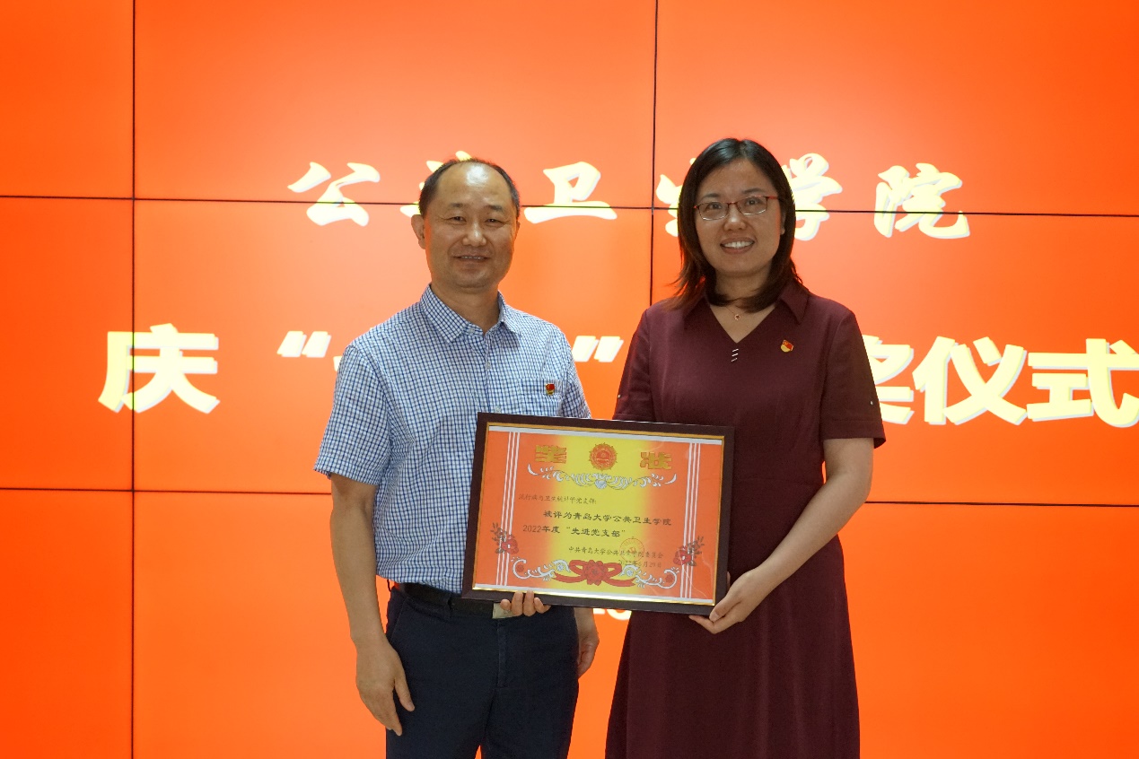 男人和女人站在那里低可信度描述已自動(dòng)生成